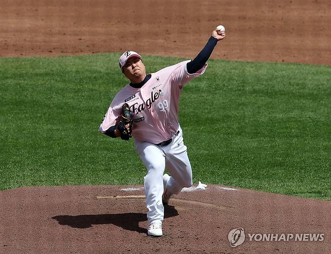 역투하는 류현진 (대전=연합뉴스) 이주형 기자 = 24일 대전 한화생명 볼파크에서 열린 2026 신한 SOL 뱅크 KBO리그 두산 베어스와 한화 이글스의 경기. 한화 선발 투수 류현진이 2회 초 역투하고 있다. 2026.5.24 coolee@yna.co.kr