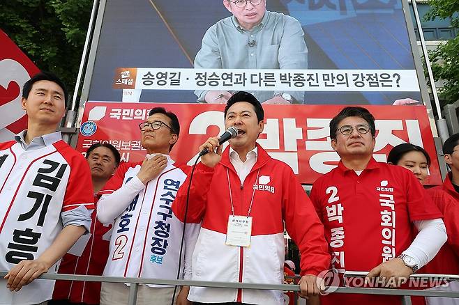 지지 호소하는 장동혁 대표 (인천=연합뉴스) 황광모 기자 = 국민의힘 장동혁 대표가 24일 인천광역시 연수구 옥련시장 앞에서 열린 유세에 참석해 연설하고 있다. 2026.5.24 hkmpooh@yna.co.kr