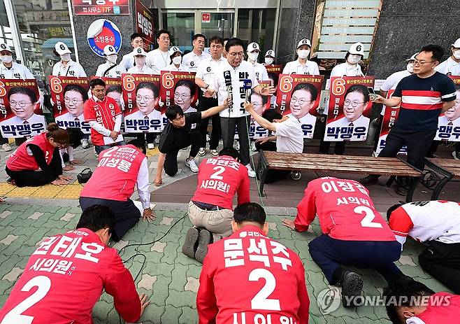 단일화 거절 의사 밝히는 박맹우 울산시장 후보 (울산=연합뉴스) 김용태 기자 = 무소속 박맹우 울산시장 후보가 24일 울산시 남구 자신의 선거사무소 앞에서 국민의힘 울산시의원 후보들에게 김두겸 후보와의 단일화에 대한 거절 의사를 밝히고 있다. 국민의힘 울산시의원 후보들은 박 후보 사무소 앞에서 단일화를 요구하며 108배를 했다. 2026.5.24 yongtae@yna.co.kr