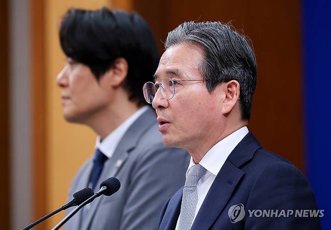브리핑하는 김용범 정책실장 (서울=연합뉴스) 김도훈 기자 = 김용범 정책실장이 27일 청와대 춘추관에서 이날 열린 이재명 대통령과 데미스 허사비스 구글 딥마인드 최고경영자(CEO) 면담 관련 브리핑을 하고 있다.
왼쪽은 김우창 국가AI정책비서관. 2026.4.27 superdoo82@yna.co.kr