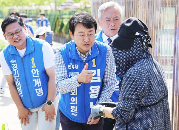 경기 평택을 국회의원 재선거에 출마한 더불어민주당 김용남 후보가 25일 경기도 평택시 오성면 평택농업생태원에서 지지를 호소하고 있다. 2026.5.25. 연합뉴스