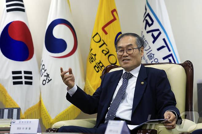 이용철 방위사업청장이 21일 오후 경기도 과천시 관문로 정부과천청사 내 방위사업청에서 뉴스1과 인터뷰를 하고 있다. ⓒ 뉴스1 박정호 기자
