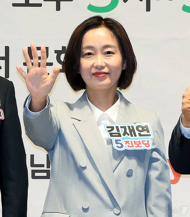 김재연 진보당 경기평택을 재보궐선거 후보가 22일 오후 경기 평택시 팽성국제교류센터에서 열린 6·3 국회의원 재보궐선거 언론사 주관 후보자 초청 토론회에 참석해 기념 촬영을 하고 있다. 2026.5.22 ⓒ 뉴스1 김진환 기자