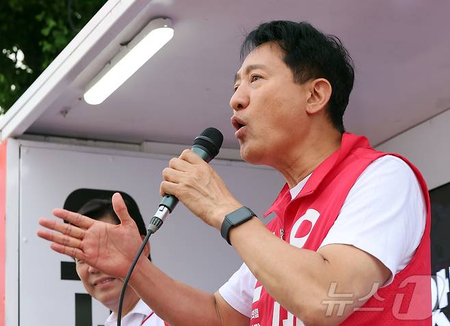 오세훈 국민의힘 서울시장 후보가 25일 서울 도봉구 홈플러스 방학점 앞에서 지지자들의 선물을 받고 환하게 웃고 있다. 2026.5.25 ⓒ 뉴스1 김진환 기자