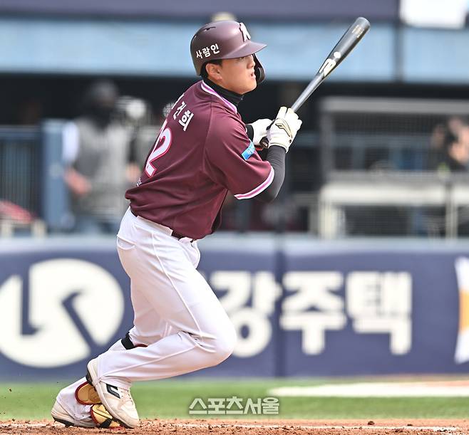 키움 김건희가 24일 서울 잠실구장에서 열린 2026 KBO리그 시범경기 LG전 4회초 1사 우전안타를 치고 있다. 잠실 | 최승섭 기자 thunder@sportsseoul.com