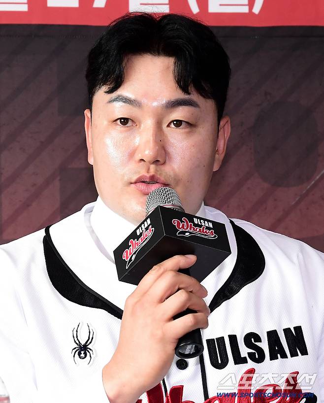 27일 울산 문수야구장에서 최지만 울산 웨일즈 입단식이 열렸다. 울산 입단 소감을 말하고 있는 최지만. 울산=송정헌 기자songs@sportschosun.com/2026.04.27/