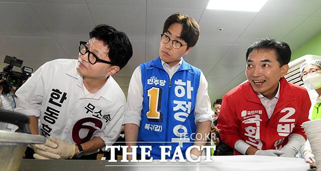 부산 북구갑 보궐선거가 접전 흐름을 보이면서 하정우 후보를 앞세운 더불어민주당의 승부수에도 부담이 커지고 있다. 사진은 한동훈 무소속 후보, 하정우 민주당 후보, 박민식 국민의힘 후보(왼쪽부터)가 지난 21일 오전 부산 북구 남산정종합사회복지관을 찾아 콩국수 나눔 행사에 참석한 가운데 한 방향을 바라보는 모습. /부산=박상민 기자