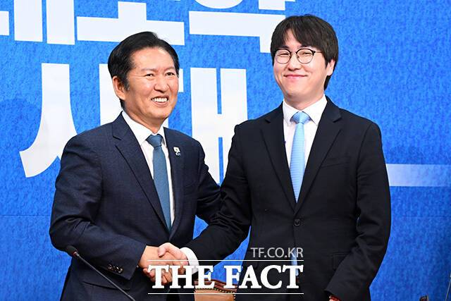 하정우 민주당 부산 북구갑 국회의원 후보를 둘러싼 검증 이슈가 선거 막판 부담 요인으로 거론되고 있다. 사진은 정청래 민주당 대표(왼쪽)가 지난달 29일 오전 서울 여의도 국회에서 열린 인재영입식에서 하 후보와 기념촬영을 하고 있는 모습./남용희 기자