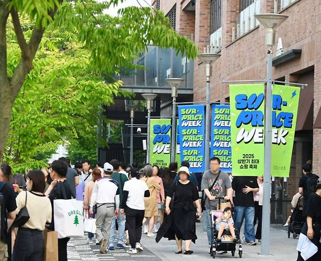 경기 파주시 롯데프리미엄아울렛 파주점에서 고객들이 매장을 둘러보고 있다. 롯데백화점 제공