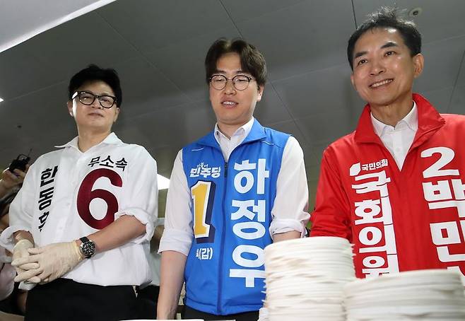 한동훈 무소속 부산 북구갑 국회의원 보궐선거 후보(왼쪽부터) 하정우 더불어민주당 부산 북구갑 국회의원 보궐선거 후보, 박민식 국민의힘 부산 북구갑 국회의원 보궐선거 후보가 21일 부산 북구 남산정종합사회복지관에서 열린 콩국수 나눔 행사에 참석해 콩국수 봉사를 하고 있다. 뉴스1