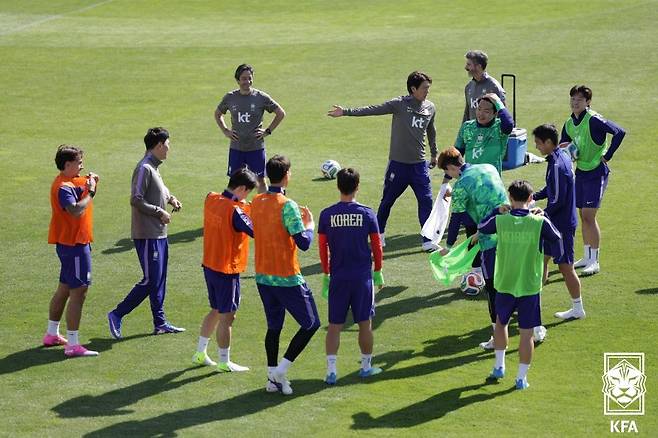 홍명보 한국 축구대표팀 감독이 21일 미국 유타주 솔트레이크시티 유트사커필드에서 선수들에 훈련 지시를 하고 있다. 대한축구협회 제공