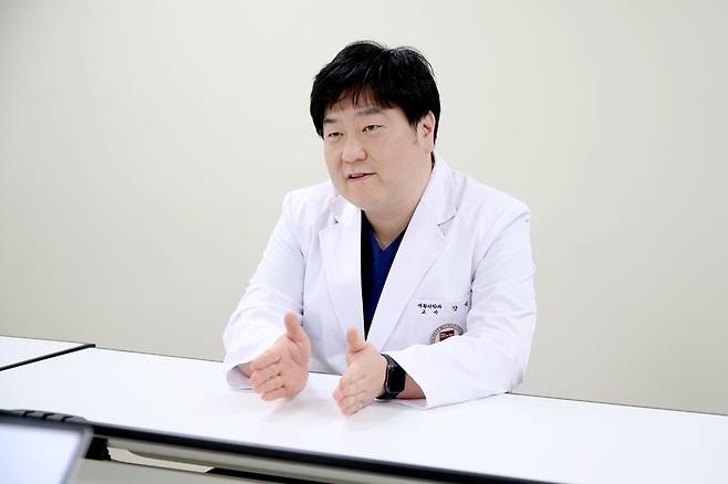 강석 교수가 골반 기저근 강화를 위한 바이오 피드백 장비 사용을 지도하고 있다./사진=고려대 구로병원 제공