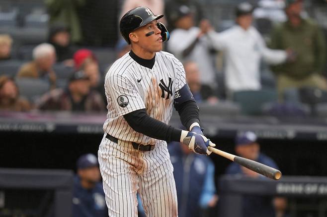 <yonhap photo-2799=""> New York Yankees' Aaron Judge looks after his two-run walk-off home run during the ninth inning of a baseball game against the Tampa Bay Rays, Sunday, May 24, 2026, in New York. (AP Photo/Seth Wenig)/2026-05-25 06:10:01/ <저작권자 ⓒ 1980~2026 ㈜연합뉴스. 무단 전재 재배포 금지, AI 학습 및 활용 금지></yonhap>