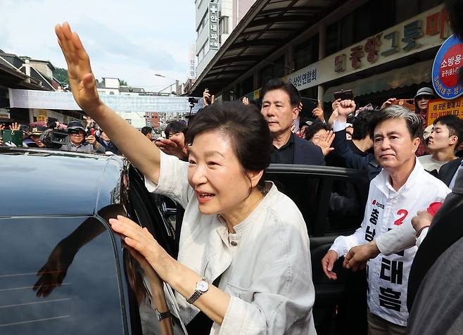 박근혜 전 대통령이 25일 오후 충남 공주 산성시장을 방문해 김태흠 국민의힘 충남지사 후보, 충남지역 후보 지원유세를 하고 있다. 뉴스1