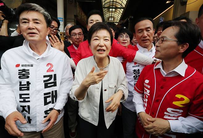 박근혜 전 대통령이 25일 오후 충남 공주 산성시장을 방문해 김태흠 국민의힘 충남도지사 후보, 충남지역 후보 지원유세를 하고 있다. 뉴스1