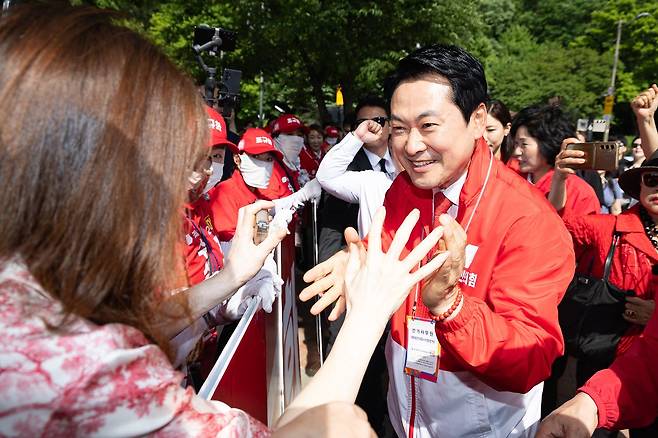 장동혁 국민의힘 대표가 25일 대구 수성못을 찾아 주말 나들이를 나온 시민들과 인사하며 지지를 호소하고 있다. 뉴스1