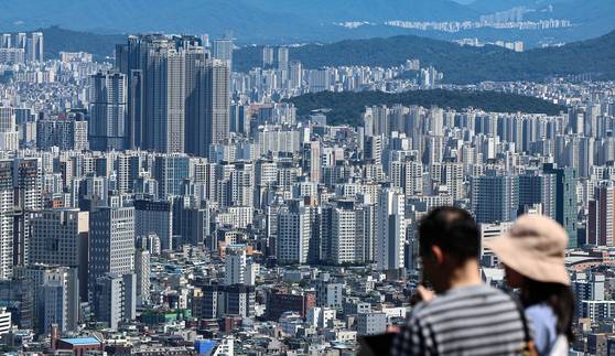 서울 중구 남산에서 바라본 시내 아파트 단지. 뉴스1