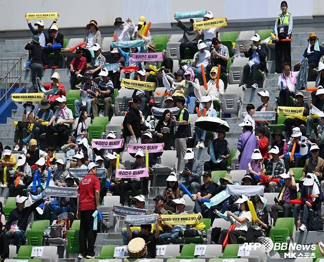 5월 북한 여자 축구팀인 내고향여자축구단의 방한으로 만들어진 공동 응원단. 사진=AFPBBNews=News1