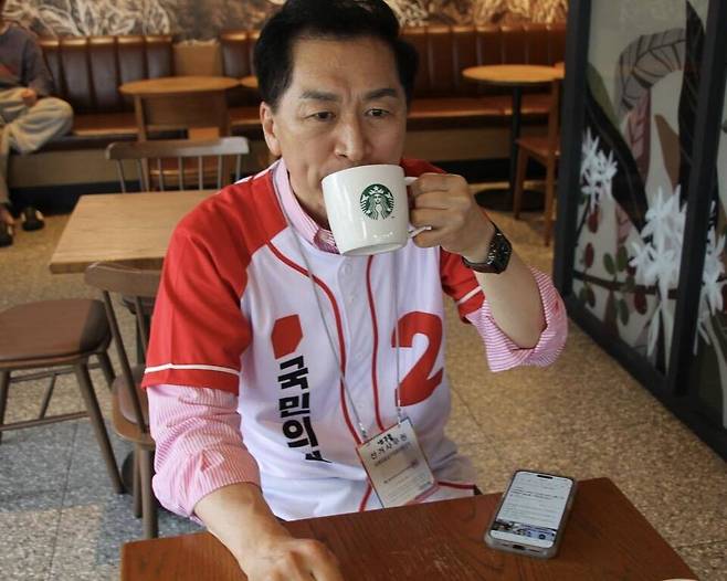 김기현 국민의힘 울산 총괄선대위원장이 25일 자신의 사회관계망서비스(SNS)에 선거복을 입은 채 스타벅스 매장에서 커피를 마시는 사진을 올렸다. ⓒ김기현 국민의힘 울산총괄선대위원장 페이스북 캡처
