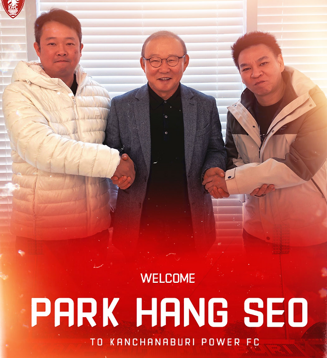 박항서 감독이 칸차나부리 파워 FC 감독직을 수락한 뒤 관계자들과 기념 사진을 찍고 있다. 칸차나부리 파워 FC 홈페이지