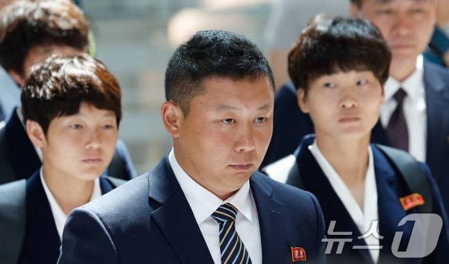 북한 내고향여자축구단 리유일 감독과 김경영, 김혜영이 24일 오후 인천국제공항 1터미널에서 중국 베이징으로 출국하기 위해 이동하고 있다. /사진=뉴스1