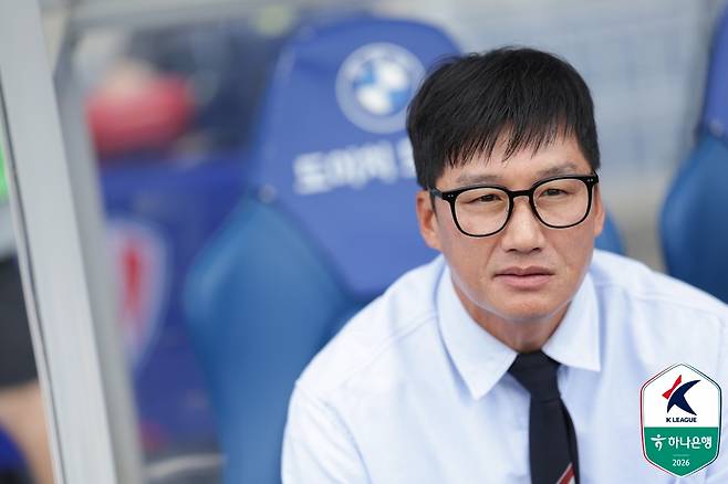 이정효 수원 삼성 감독이 25일 오후 4시 30분 수원월드컵경기장에서 열린 하나은행 K리그2 2026 13라운드 경기를 지켜보고 있다. /사진=한국프로축구연맹 제공