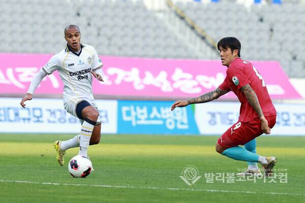 용인FC 석현준, 문전 드리볼.(사진=김경수 기자/ 2026.5.24.)
