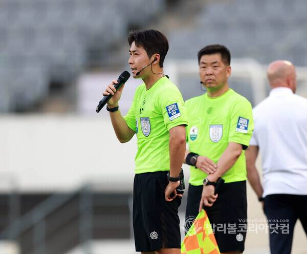 주심이 경기상황을 VAR 판독을 발표하는 모습.(사진=김경수 기자/ 2026.5.24.)