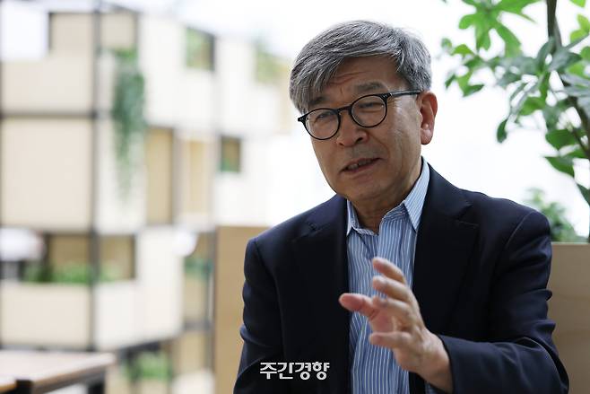 김동석 미주한인유권자연대 대표가 지난 5월 19일 서울 중구 경향신문사에서 주간경향과 인터뷰하고 있다. 김정근 선임기자