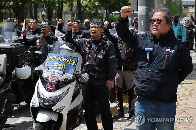 구호 외치는 배달·화물 노동자들 (세종=연합뉴스) 김주성 기자 = 민주노총 공공운수노조 라이더유니온지부와 화물연대본부 조합원들이 지난달 28일 세종시 정부세종청사 고용노동부 앞에서 건당 최저임금 도입과 특수고용·플랫폼 노동자의 노동자성 보장을 요구하며 구호를 외치고 있다. 2026.4.28 utzza@yna.co.kr