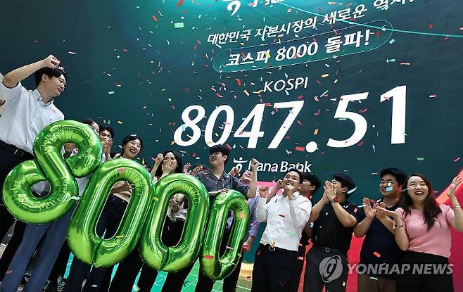26일 서울 중구 하나은행 딜링룸 현황판에 코스피 등이 표시되고 있다. 이날 코스피는 전 거래일 대비199.80포인트(2.55%) 오른 8,047.51에 장을 마쳤다.(사진=연합뉴스)