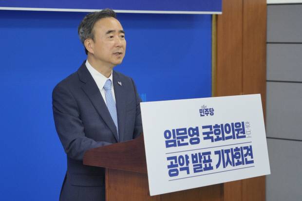 더불어민주당 임문영 광주 광산을 국회의원 후보가 26일 광주시의회 브리핑룸에서 공약 발표 기자회견을 하고 있다.