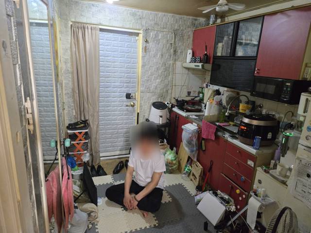 19일 오전 찾은 김수욱(56·가명) 씨의 집. 공부하는 아들을 위해 주방에서만 지내는 수욱 씨의 모습. 임재환 기자