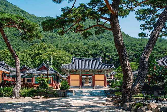 내연산에 있는 보경사 _한국관광공사 제공