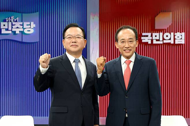 지난 22일 대구 수성구 TBC 스튜디오에서 열린 제9회 전국동시지방선거 대구시장 후보자 초청 토론회에서 김부겸(왼쪽) 더불어민주당 대구시장 후보와 추경호 국민의힘 대구시장 후보가 토론회 시작에 앞서 기념촬영을 하고 있다. 영남일보DB