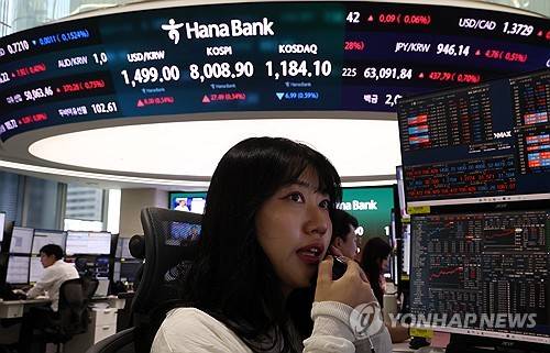 코스피 8000 시대(서울=연합뉴스) 윤동진 기자 = 코스피가 8000 포인트를 돌파한 15일 서울 하나은행 본점 딜링룸에서 딜러들이 업무를 보고 있다. 2026.5.15 mon@yna.co.kr