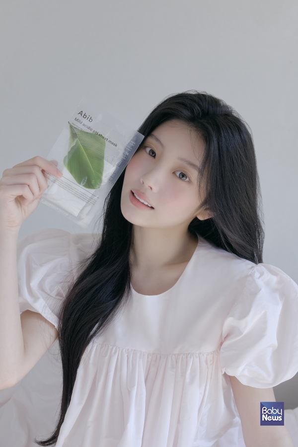 스킨케어 브랜드 아비브(Abib)가 그룹 아일릿(ILLIT)의 멤버 원희를 새 브랜드 모델로 발탁하고, 신규 캠페인을 전개한다. ⓒ아비브