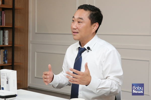 김재영 (주)오티톤메디컬 대표가 베이비뉴스와 진행한 데스크가 만난 사람 인터뷰에서 AI 기반 스마트 체온계 '닥터인홈(Doctor In Home)' 개발 계기에 대해 설명하고 있다. 이효상 기자 ⓒ베이비뉴스