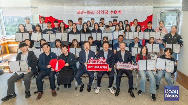 한국 코카-콜라가 청소년들의 꿈을 응원하는 '2026 코카-콜라 장학금 수여식'을 23일 진행했다. 이날 '2026 코카-콜라 장학금 수여식'에서는 ▲리더십 ▲사회통합 ▲환경 ▲다양성 ▲스포츠 5개 부문에 걸쳐 총 40명의 장학생이 선발됐다.ⓒ한국 코카-콜라