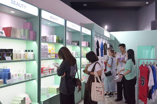 지난 23~24일 태국 방콕 시암 파라곤 넥스홀에서 열린 '케이데이' 중 K라이프스타일 상품 판매존. (사진=문체부)