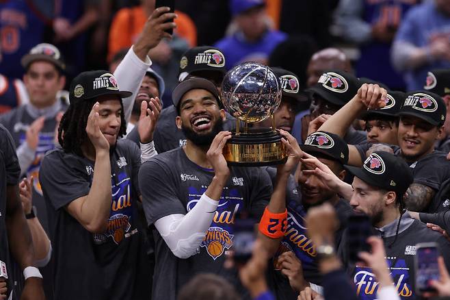 27년 만에 NBA 파이널 진출을 일궈낸 뉴욕 닉스 선수들이 함께 기뻐하고 있다. 사진=AP PHOTO