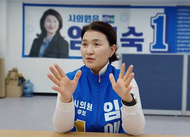 임애숙 인천시의원 후보가 26일 남동구 구월동 선거사무소에서 인터뷰를 하고 있다. (사진 = 이종일 기자)