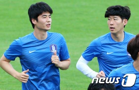 아시안컵을 앞두고 함께 훈련했던 기성용(왼쪽)과 손흥민 2015.1.24 ⓒ 뉴스1 오대일 기자