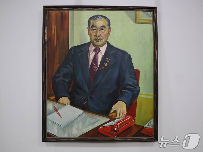 24일 사단법인 통일문화연구원 회원들이 우즈베키스탄 현지의 '황만금 박물관'을 탐방했다. 박물관에 전시된 황만금의 초상화. ⓒ 뉴스1 김정한 기자