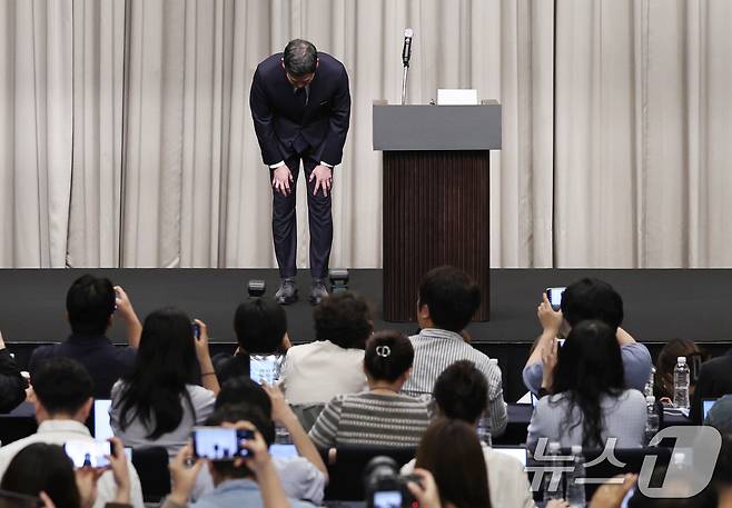 정용진 신세계그룹 회장이 26일 오전 서울 강남구 조선팰리스에서 열린 기자회견에서 스타벅스 '탱크데이' 논란 관련 대국민 사과를 하고 있다. 2026.5.26 ⓒ 뉴스1 구윤성 기자