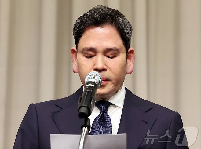 정용진 신세계그룹 회장이 26일 오전 서울 강남구 조선팰리스에서 열린 기자회견에서 스타벅스 '탱크데이' 논란 관련 대국민 사과를 하고 있다. 2026.5.26 ⓒ 뉴스1 김진환 기자