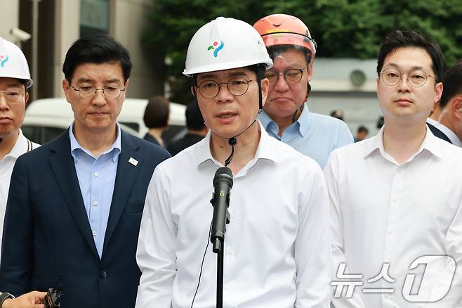 정원오 더불어민주당 서울시장 후보가 26일 오후 붕괴사고가 발생한 서울 서대문구 서소문 고가 철거 현장을 찾아 관련 입장을 밝히고 있다. 2026.5.26 ⓒ 뉴스1 임세영 기자