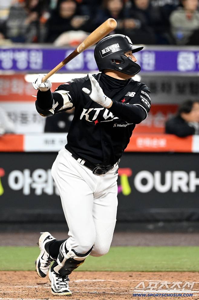 1일 대전한화생명볼파크에서 열린 KT와 한화의 경기. 3회초 KT 최원준이 2루타를 치고 있다. 대전=허상욱 기자wook@sportschosun.com/2026.04.01/