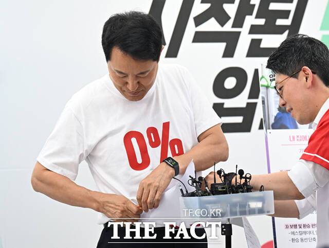 오세훈 국민의힘 서울시장 후보가 26일 서울 종로구 대왕빌딩에 마련된 선거사무소에서 도시철도 공약을 발표 도중 안전불감증을 묻는 질의에 자신의 티셔츠에 쓰여진 '0%'라고 문구를 공개하고 있다. /이새롬 기자