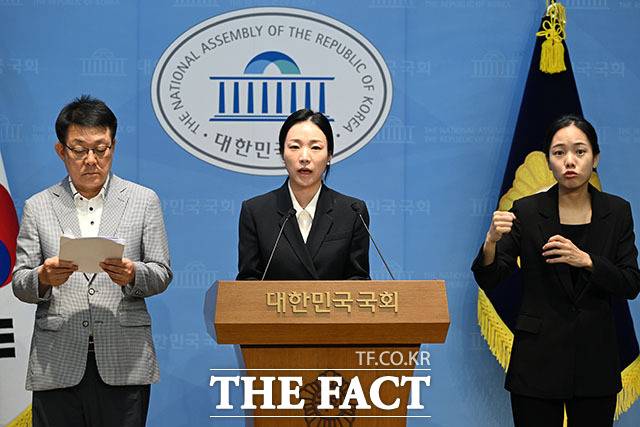 육은아 인천광역시 남동구의원(가운데)이 26일 오전 서울 여의도 국회의사당 소통관에서 열린 ‘국민의힘의 기초의원 성폭력 사건 방조 및 2차 가해 관련 기자회견’에 참석해 발언을 하고 있다. /국회=서예원 기자